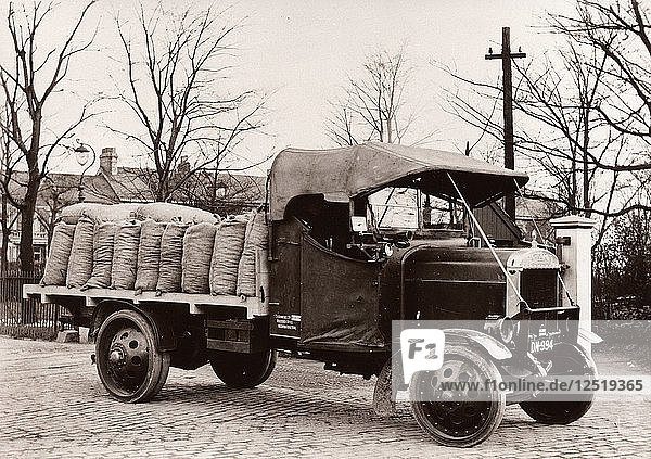 Lastwagen mit offener Ladefläche  1919. Künstler: Unbekannt