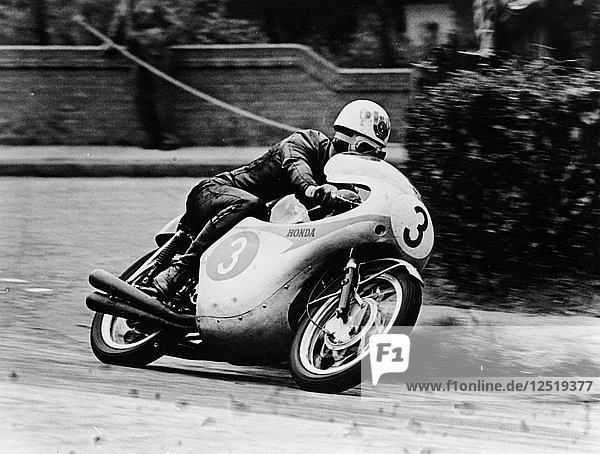 Bob McIntyre auf einer Honda  Rennen bei der Isle of Man Junior TT  1961. Künstler: Unbekannt