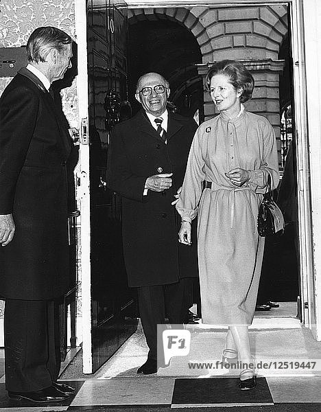 Margaret Thatcher (1925-)  britische Premierministerin mit Menachem Begin  israelischer Premierminister  1987. Künstler: Sidney Harris