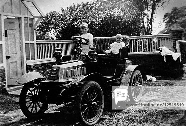 Ein Kind am Steuer eines Autos von De Dion Bouton  1903. Künstler: Unbekannt