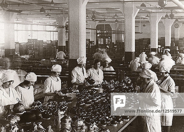 Schokoladen-Ostereier  Rowntree-Fabrik  York  Yorkshire  1930. Künstler: Unbekannt