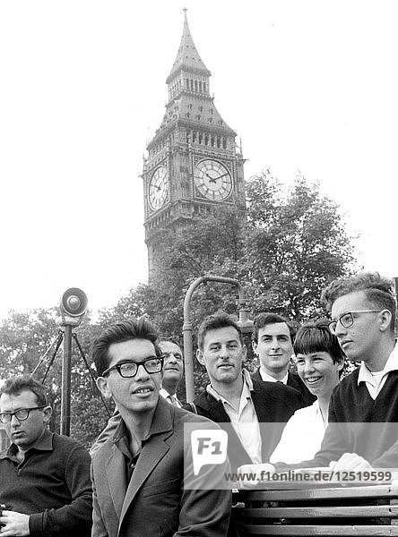Israelische Sekundarschüler  Westminster Pier  London  26. Juli 1966. Künstler: Unbekannt