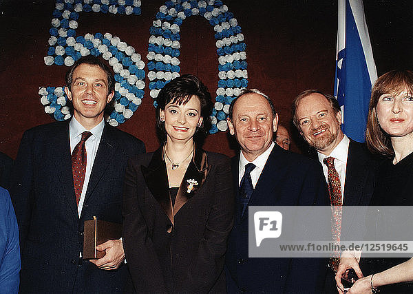 Robin Cook (1946- )  Tony Blair (1953- ) und Cherie Blair bei einer Zeremonie  1998. Künstler: Sidney Harris