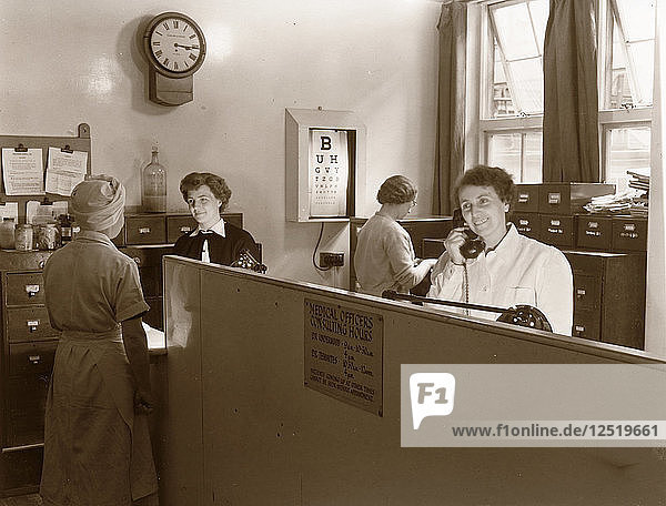 Der Empfang in der medizinischen Abteilung von Rowntree  York  Yorkshire  1955. Künstler: Unbekannt