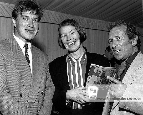 Glenda Jackson (1936- )  britische Politikerin und Schauspielerin  mit Harry Enfield  britischer Komödiant  1991. Künstler: Sidney Harris