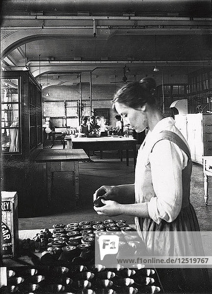 Ein Koch macht Gebäck in den Fabrikküchen der Rowntree?s Fabrik  York  Yorkshire  1913. Künstler: Unbekannt