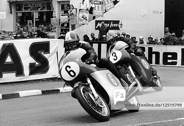 Giacomo Agostini auf Motorrad Nummer 6  Tom Dickie auf Motorrad Nummer 3  Isle of Man Junior TT  1968. Künstler: Unbekannt