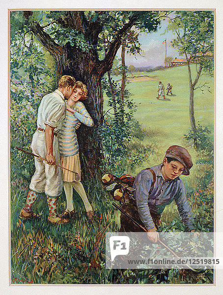 Ein Paar küsst sich an einem Baum  während ein junger Caddy den Ball sucht  um 1930. Künstler: Unbekannt