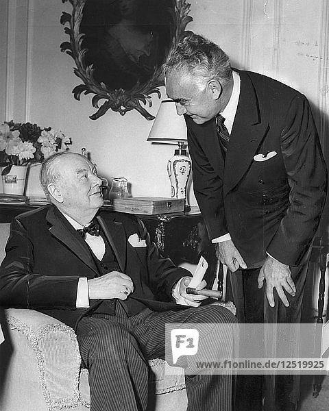 Sir Winston Churchill (1874-1965) mit Elihu Elath  israelischer Botschafter. Künstler: Unbekannt