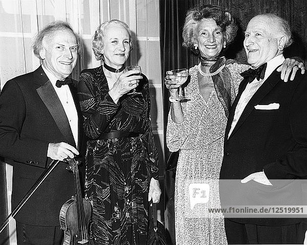 Herr und Frau Yehudi Menuhin (1916-1999) und Herr und Frau Louis Kentner (1905-1986)  amerikanische Musiker. Künstler: Sidney Harris