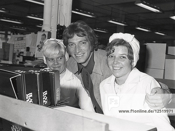 Frank Ifield  populärer australischer Sänger  besucht die Rowntree-Fabrik  1971. Künstler: Unbekannt
