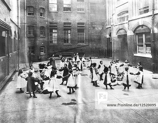 Mädchen in der Jewish Free School  (um 1900?). Künstler: Unbekannt