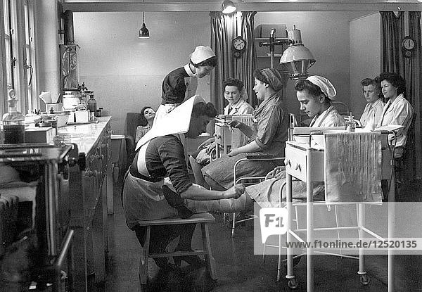 Krankenschwestern betreuen das Personal in der Rowntree-Fabrik  York  Yorkshire  1946. Künstler: Unbekannt