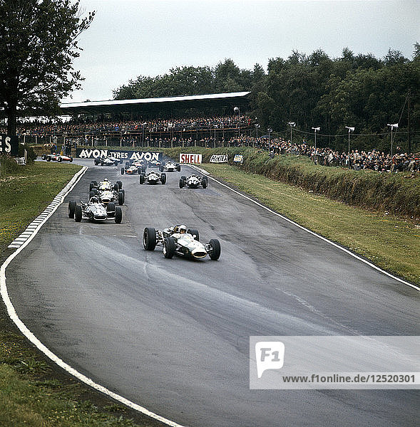 Jack Brabham führt das Rennen an  Großer Preis von Großbritannien  Brands Hatch  Kent  1966. Künstler: Unbekannt