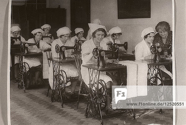 Mädchen im Nähkurs  Rowntree-Fabrik  York  Yorkshire  1932. Künstler: Unbekannt