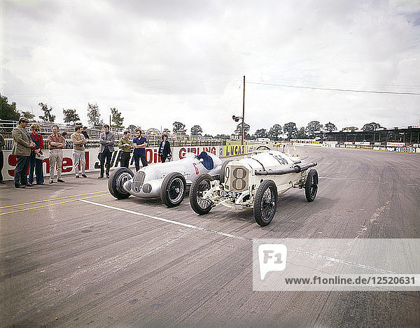 Ein Mercedes-Grand-Prix-Rennwagen von 1914 und 1937 an der Startlinie. Künstler: Unbekannt