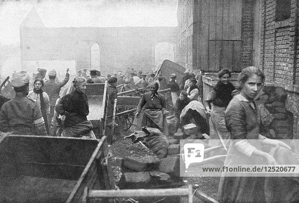Die Einwohner von Caudry suchen Nahrung bei der britischen Armee  Frankreich  1918. Künstler: Unbekannt