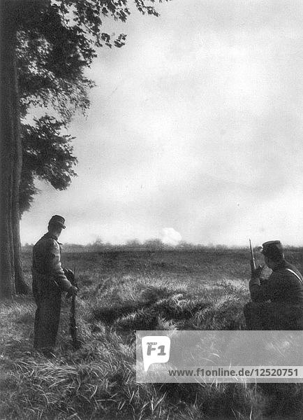Französische Soldaten beobachten Artilleriefeuer  1. Schlacht an der Marne  Frankreich  5. bis 12. September 1914. Künstler: Unbekannt