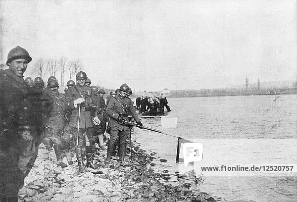 Die 2. marokkanische Division badet ihre Fahnen im Rhein  Huningue  Elsass  Frankreich  21. November 1918. Künstler: Unbekannt
