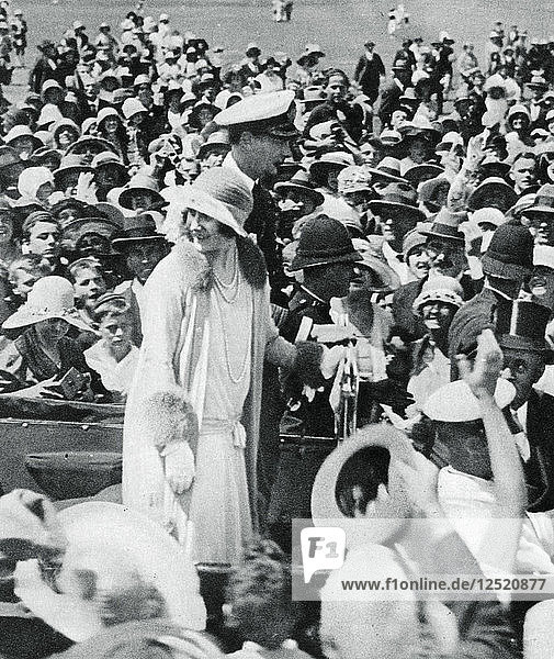 Der Herzog und die Herzogin werden von der Menge in Auckland bedrängt  1927  (1937). Künstler: Unbekannt