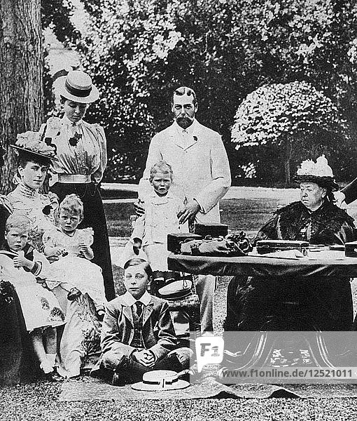 Königin Victoria und ihre Familie in Osborne House  Ende des 19. Jahrhunderts. Künstler: Unbekannt