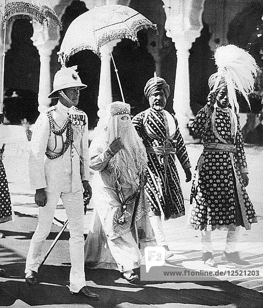 Die Begum von Bhopal begleitet den Prince of Wales in die Durbar Hall  Indien  1921. Künstler: Unbekannt