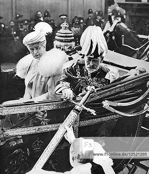 König Georg V. berührt das Schwert der Stadt  in Temple Bar  London  1930er Jahre. Künstler: Unbekannt