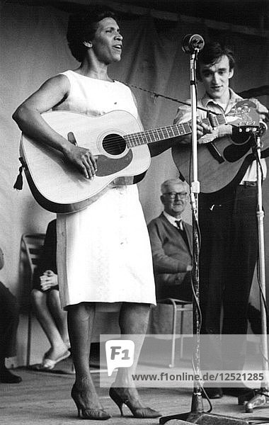 Nadia Cattouse und Martin Carthy  Folk-Konzert in Parliament Hill Fields  London  Anfang der 1960er Jahre. Künstler: Eddis Thomas
