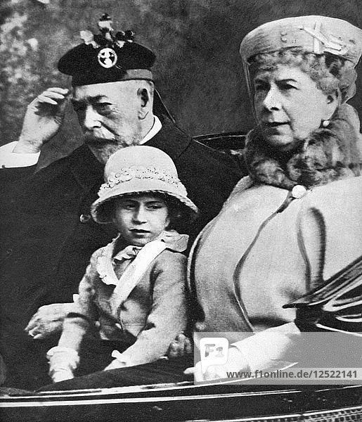 König Georg V. und Königin Mary mit Prinzessin Margaret auf dem Weg zur Kirche  Balmoral  um 1930. Künstler: Unbekannt