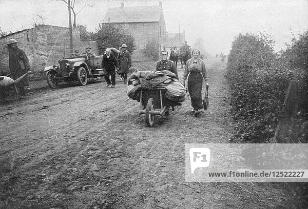 Ein britischer Soldat hilft einer Frau bei der Rückkehr in ihr Dorf  Frankreich  1918. Künstler: Unbekannt