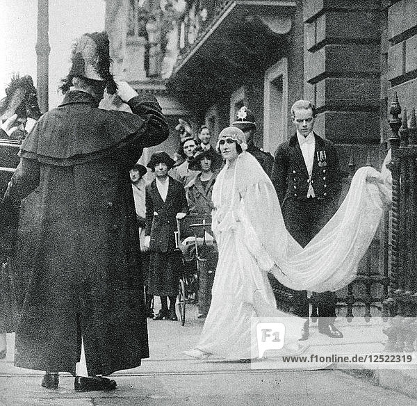 Lady Elizabeth Bowes-Lyon auf dem Weg zu ihrer Trauung in der Westminster Abbey  26. April 1923  (1937). Künstler: Unbekannt