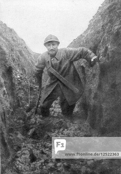 Das Elend des Soldaten  ein schlammiger französischer Schützengraben im Artois  Frankreich  1916. Künstler: Unbekannt