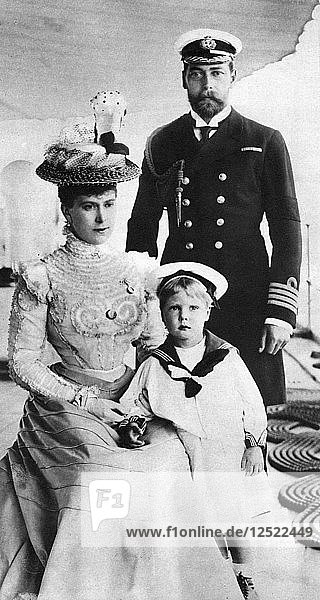 Prinz George und seine Frau Mary mit ihrem Sohn Edward  HMS Crescent  Ende des 19. bis Anfang des 20. Jahrhunderts. Künstler: Unbekannt