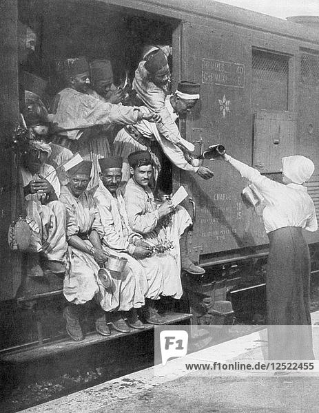 Türkische Schützen auf dem Weg zur Front im Zug  1914. Künstler: Unbekannt