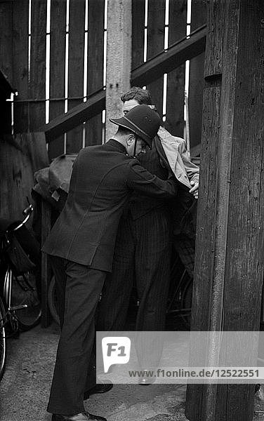 Durchsuchung durch einen Polizisten  ca. 1945-c1965. Künstler: SW Rawlings