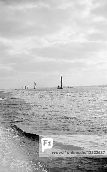Eine Reihe von Themse-Segelschiffen  Gravesend Reach  Kent  ca. 1945-c1965. Künstler: SW Rawlings