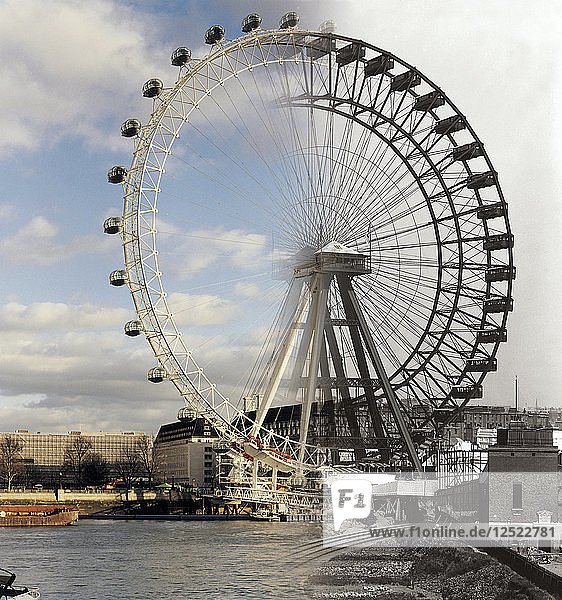 Das London Eye und das Riesenrad in Earls Court  2000. Künstler: York & Sohn