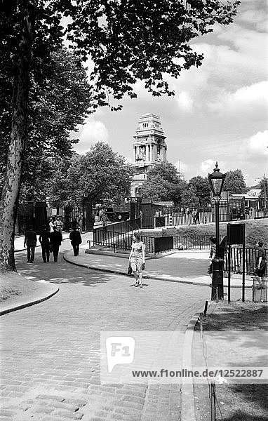 Gepflasterte Straße vor der Port of London Authority  ca. 1945-c1965. Künstler: SW Rawlings