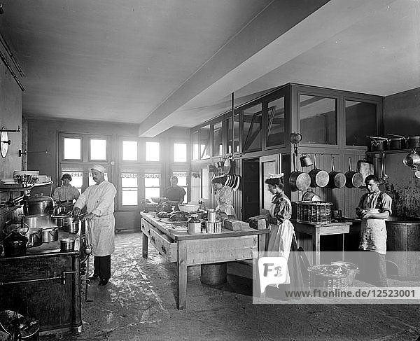 Die Küche im Tower Bridge Hotel  Southwark  London  1897. Künstler: Bedford Lemere und Unternehmen