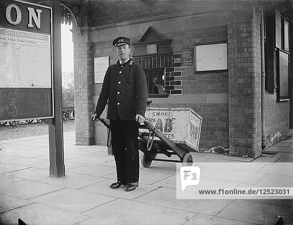 Ein Portier im Bahnhof Charwelton  Northamptonshire  1901. Künstler: A Newton