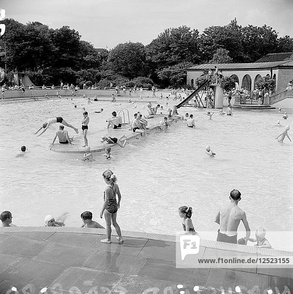 Menschen beim Schwimmen im Northsteads Lido  Scarborough  North Yorkshire  1950er Jahre. Künstler: Hallam Ashley