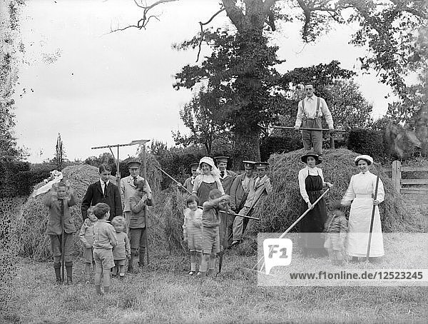Rekonvaleszente Soldaten helfen Frauen und Kindern bei der Heuernte  Great Dixter  East Sussex  1916. Künstler: Nathaniel Lloyd