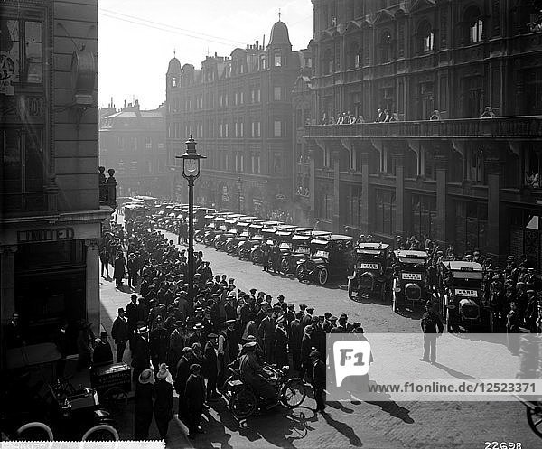 Taxis vor dem AA-Büro in Fanum House  Whitcomb Road  Westminster  London  1914. Künstler: Bedford Lemere und Unternehmen
