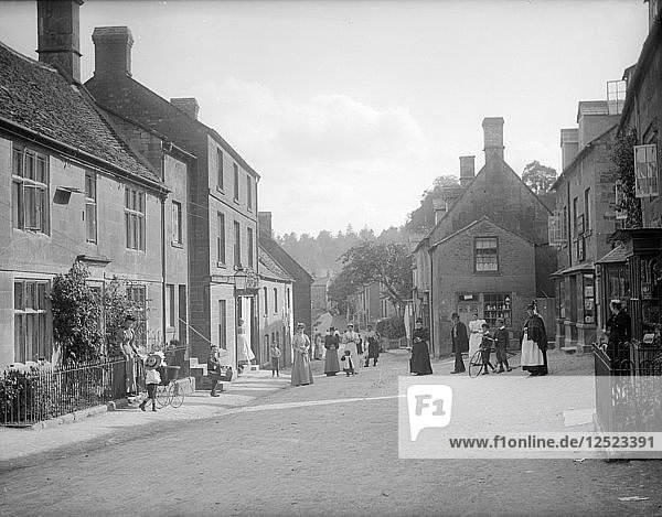 Blick auf die Hauptstraße des Dorfes  Blockley  Gloucestershire  um 1860 bis 1922. Künstler: Henry Taunt