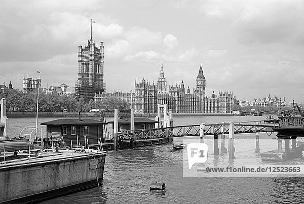 Blick über die Themse in Richtung Westminster  London  ca. 1945-c1965. Künstler: SW Rawlings