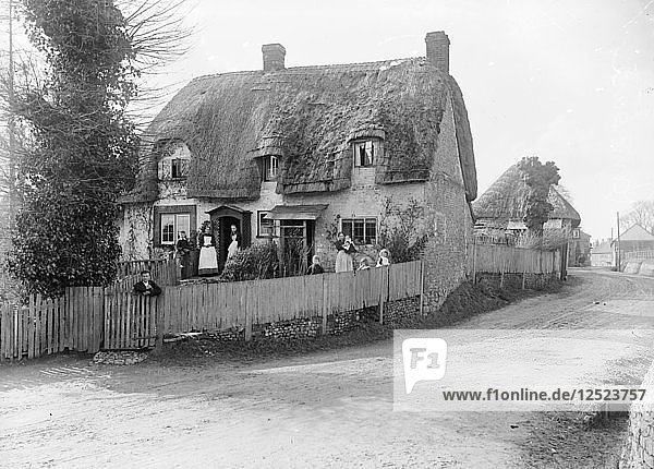 Reetgedecktes Haus mit seinen Bewohnern im Freien  Ramsbury  Wiltshire  um 1860 bis 1922. Künstler: Henry Taunt