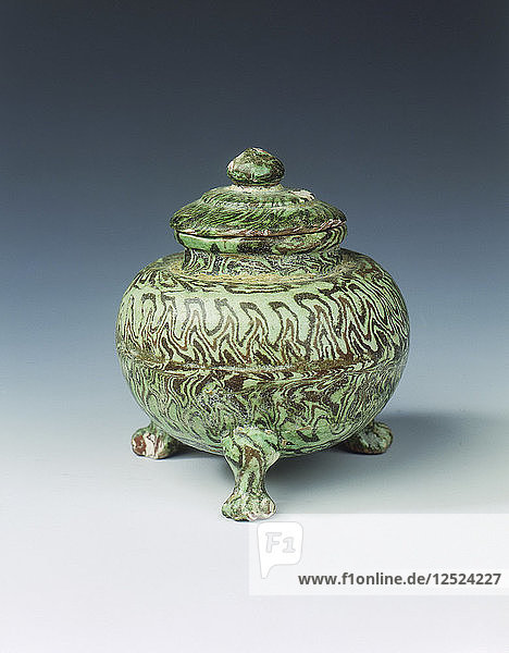 Dreibeiniger Krug mit Deckel aus grünem Marmor  Hohe Tang-Zeit  China  684-756. Künstler: Unbekannt