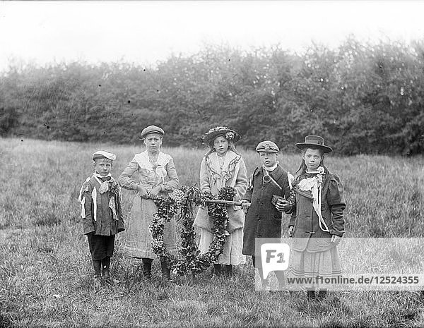 Kinder mit Maigirlanden  Oxfordshire  ca. 1860 bis 1922. Künstler: Henry Taunt