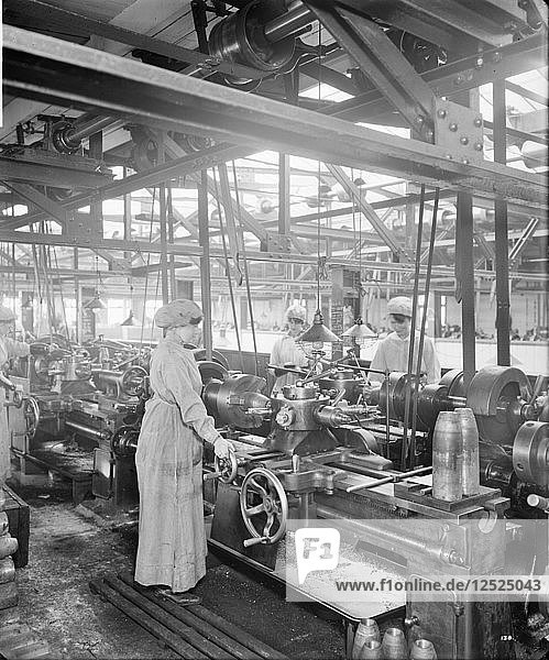 Maschinenarbeiter  Cunard Shell Works  Birkenhead  Merseyside  1917. Künstler: Bedford Lemere und Unternehmen
