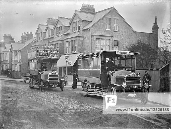 Zwei frühe Autobusse  Cowley Road  Cowley  Oxford  Oxfordshire  1914. Künstler: Henry Taunt